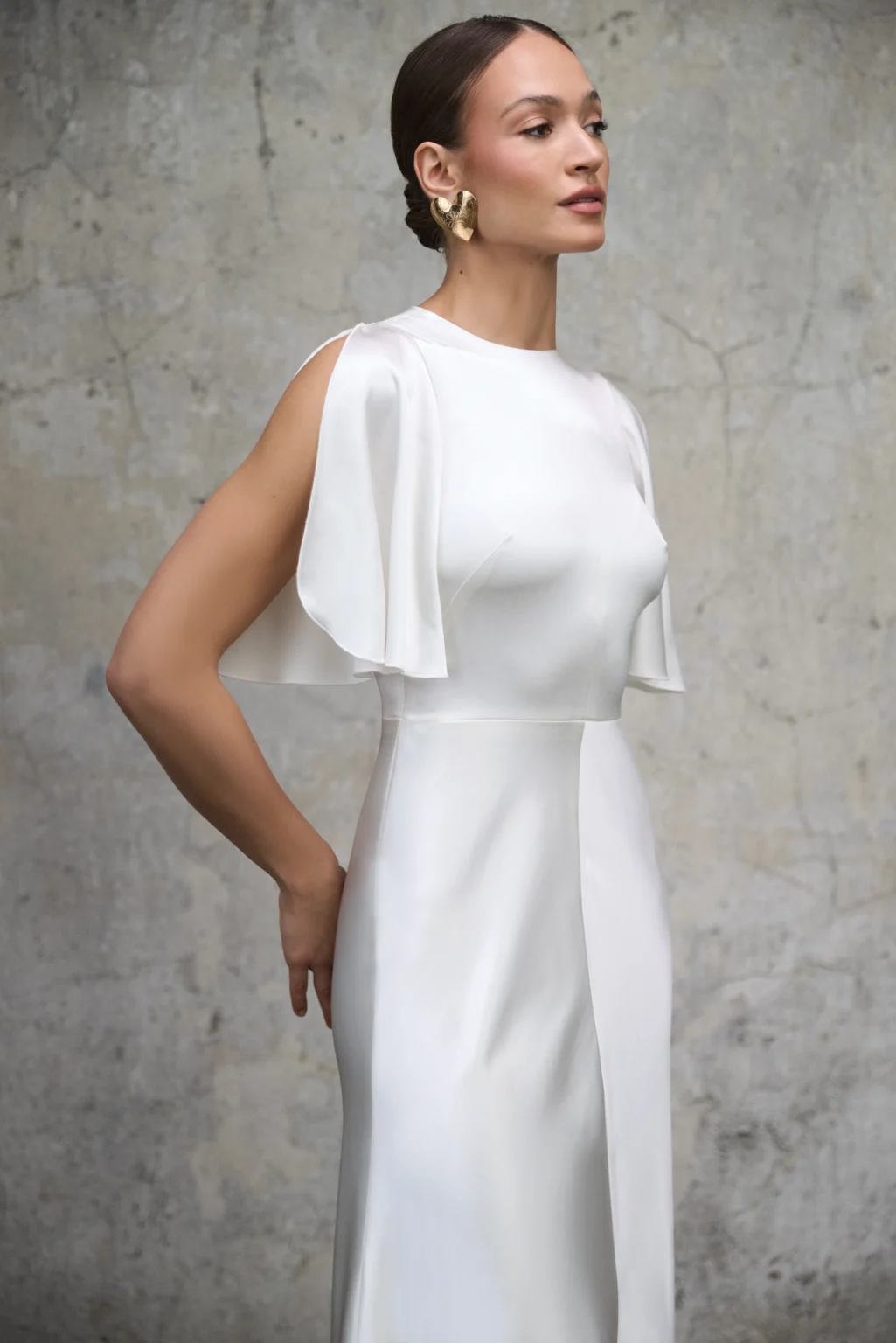 sukienka-nina-midi-perlowa-biel-satynowa-detal