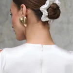 sukienka-nina-midi-perlowa-biel-satynowa-detal-gumka-scrunchie