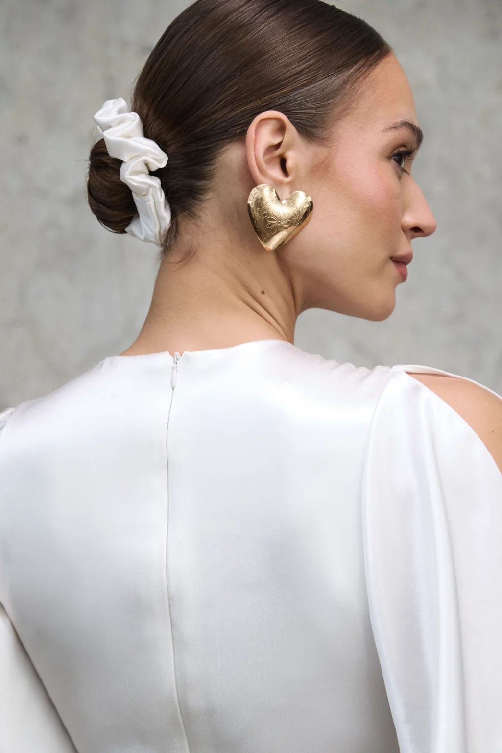 sukienka-nina-midi-perlowa-biel-satynowa-detal-tyl