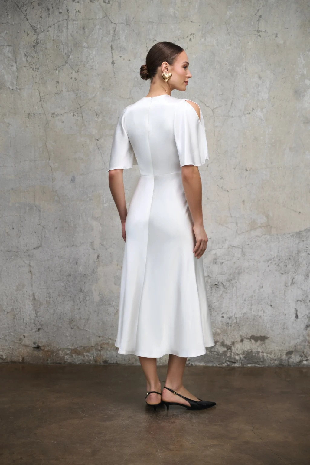 sukienka-nina-midi-perlowa-biel-satynowa-tyl