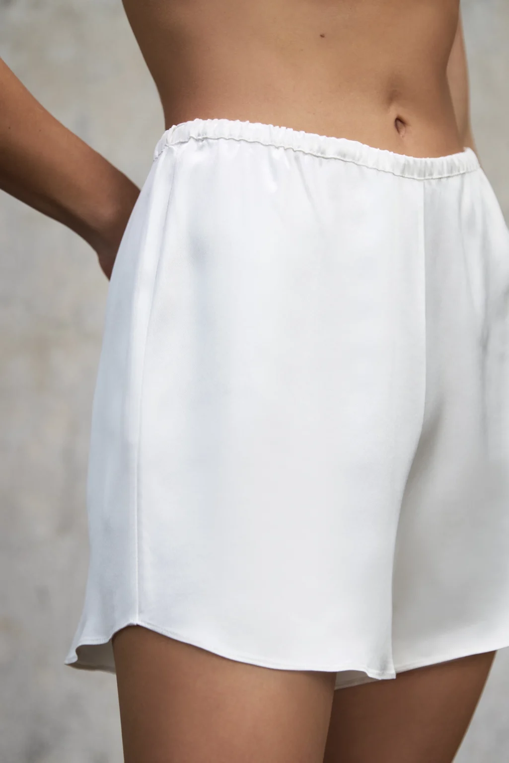 szorty-satynowe-aura-perlowa-biel-rever-przod