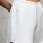 szorty-satynowe-aura-perlowa-biel-rever-przod