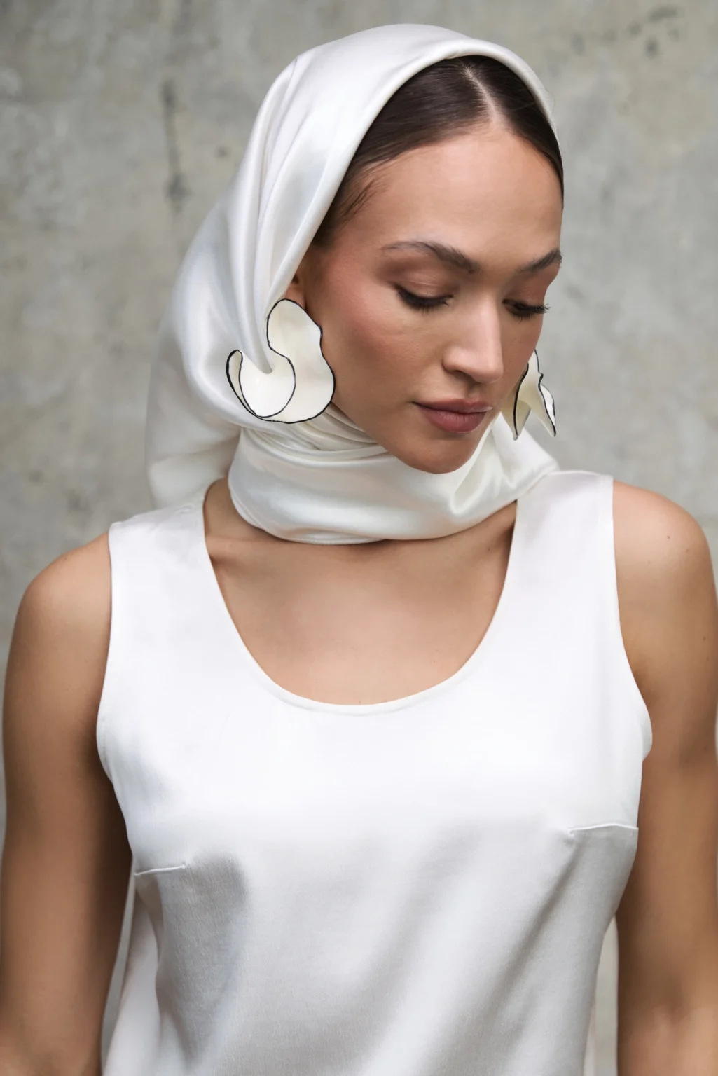 top-soho-perlowa-biel-satynowy-detal