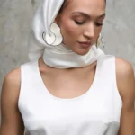 top-soho-perlowa-biel-satynowy-detal