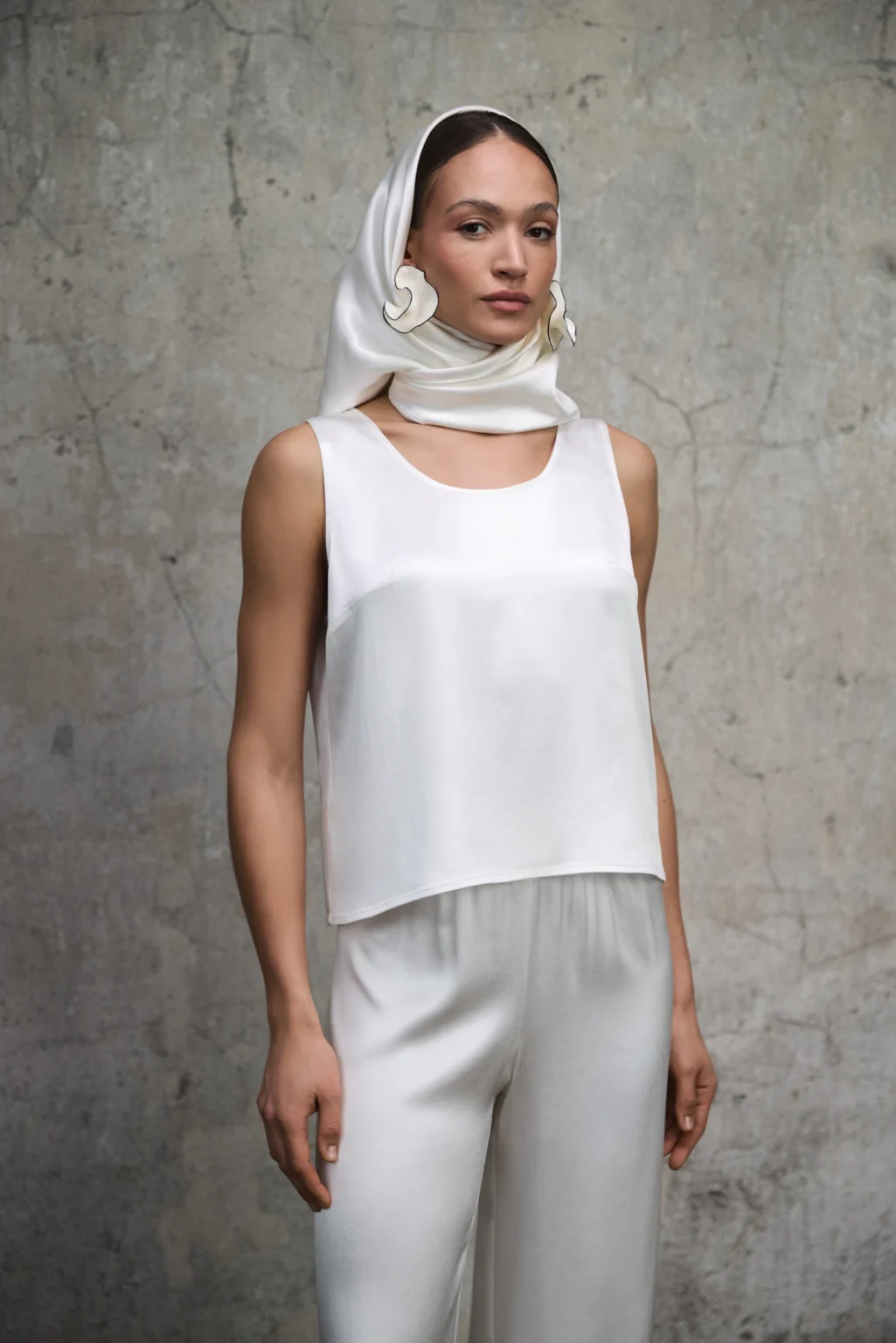 top-soho-perlowa-biel-satynowy-komplet-spodnie-chusta