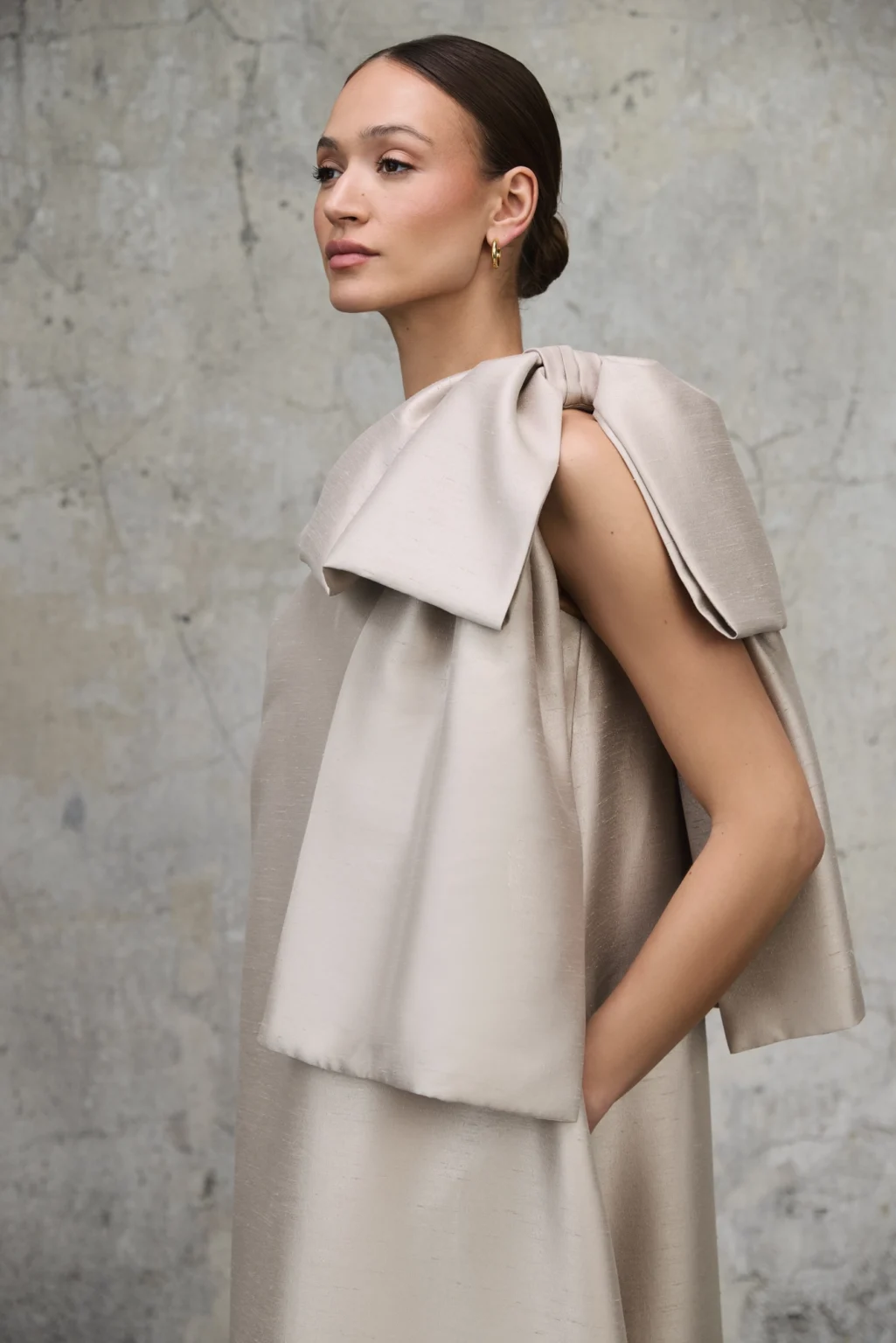 zlota-sukienka-kokarda-amanda-rever-detal